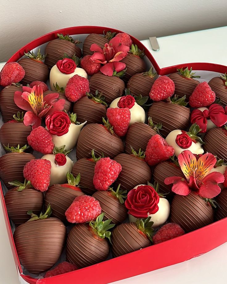 Strawberry Chocolate  Heart Box (12 Piece)